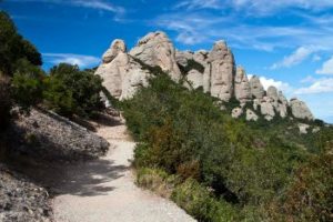 Parcourez les chemins de randonnée à Montserrat