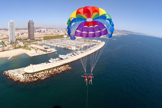 Parasailing durant votre EVJF à Barcelone